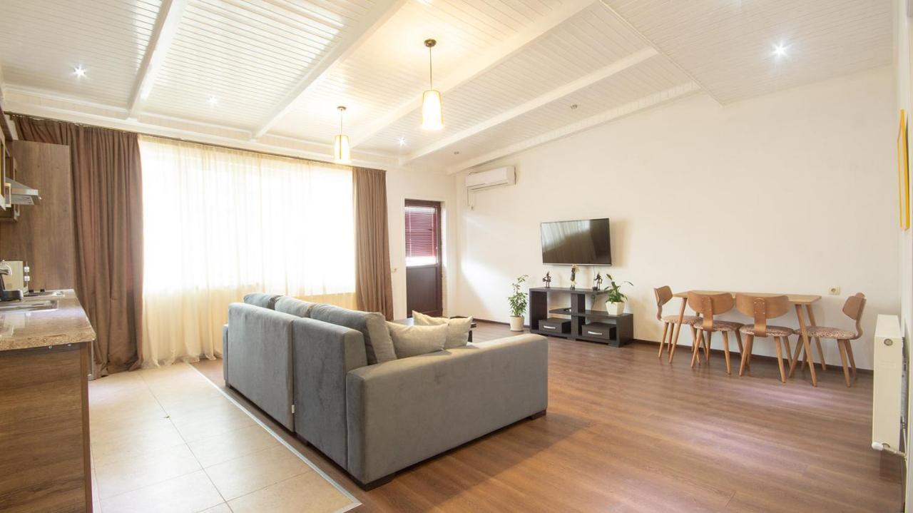 Big Terrace Apartment On Liberty Square ティビリシ エクステリア 写真
