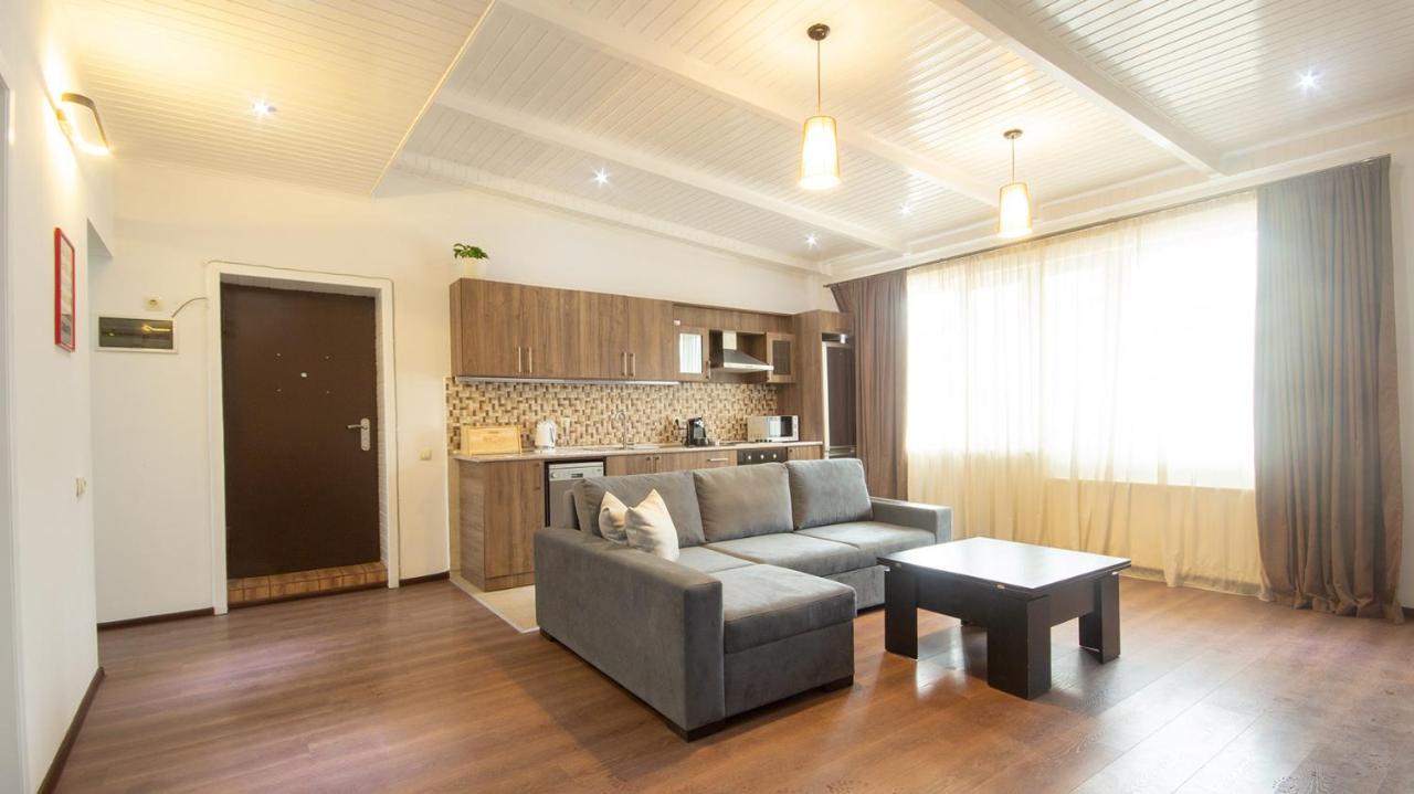 Big Terrace Apartment On Liberty Square ティビリシ エクステリア 写真